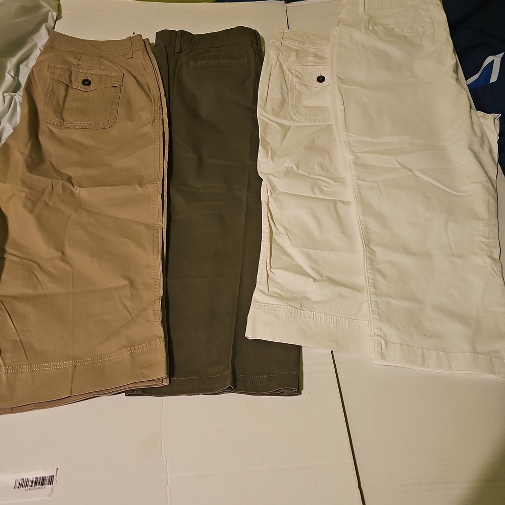 Croft & Barrow Women’s Stretch Capri Pants – Size 14, Khaki /(2) White /‎ Olive
